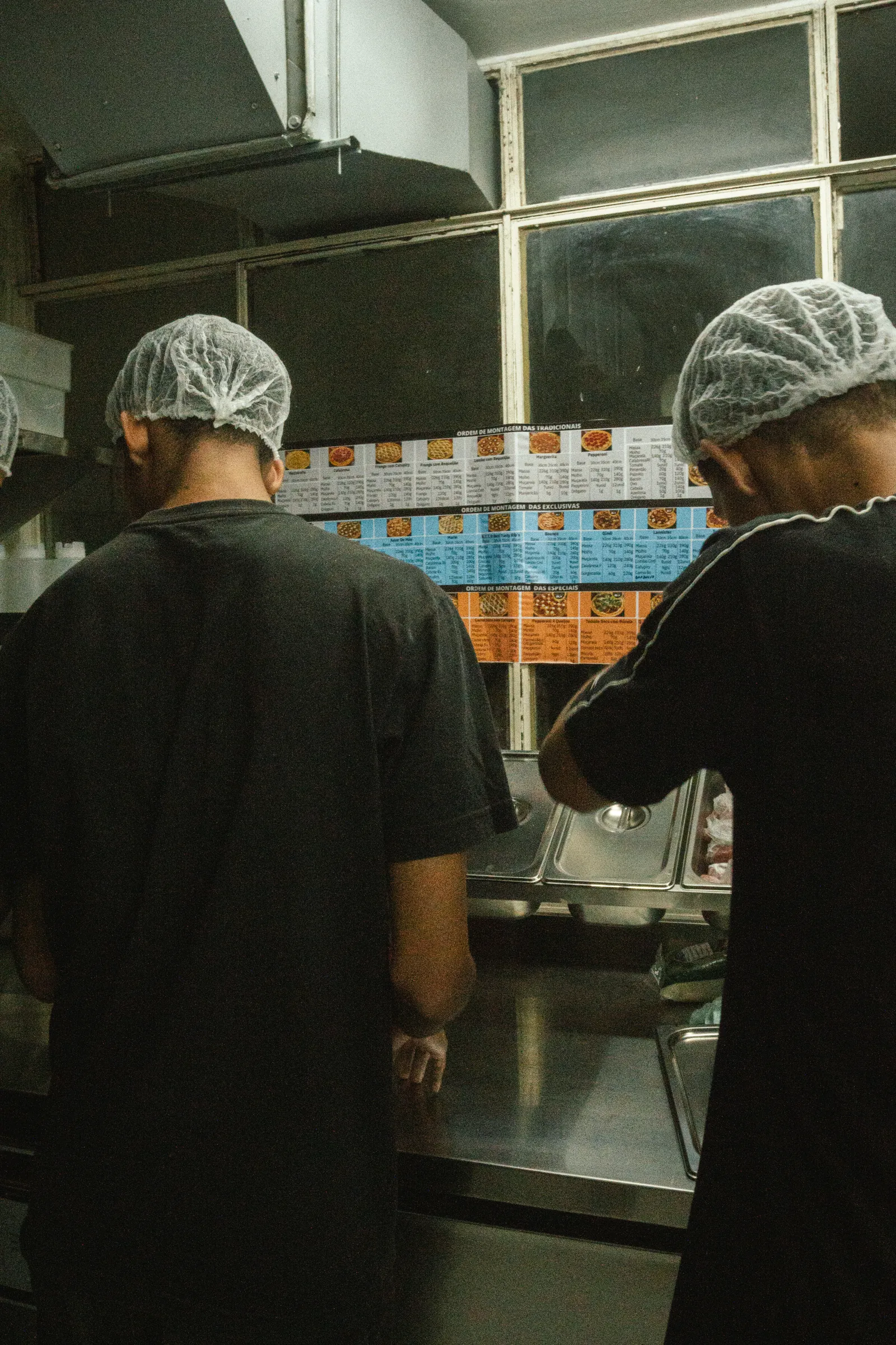 Bancada de montagem da cozinha durante o turno