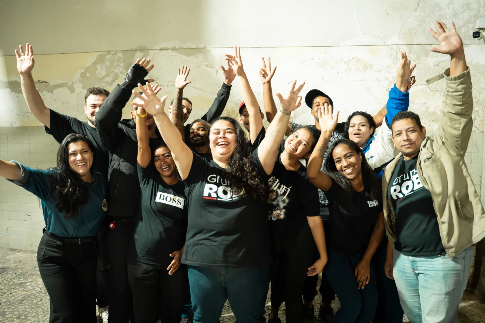 Equipe do Grupo Rob Food comemorando na frente de uma unidade