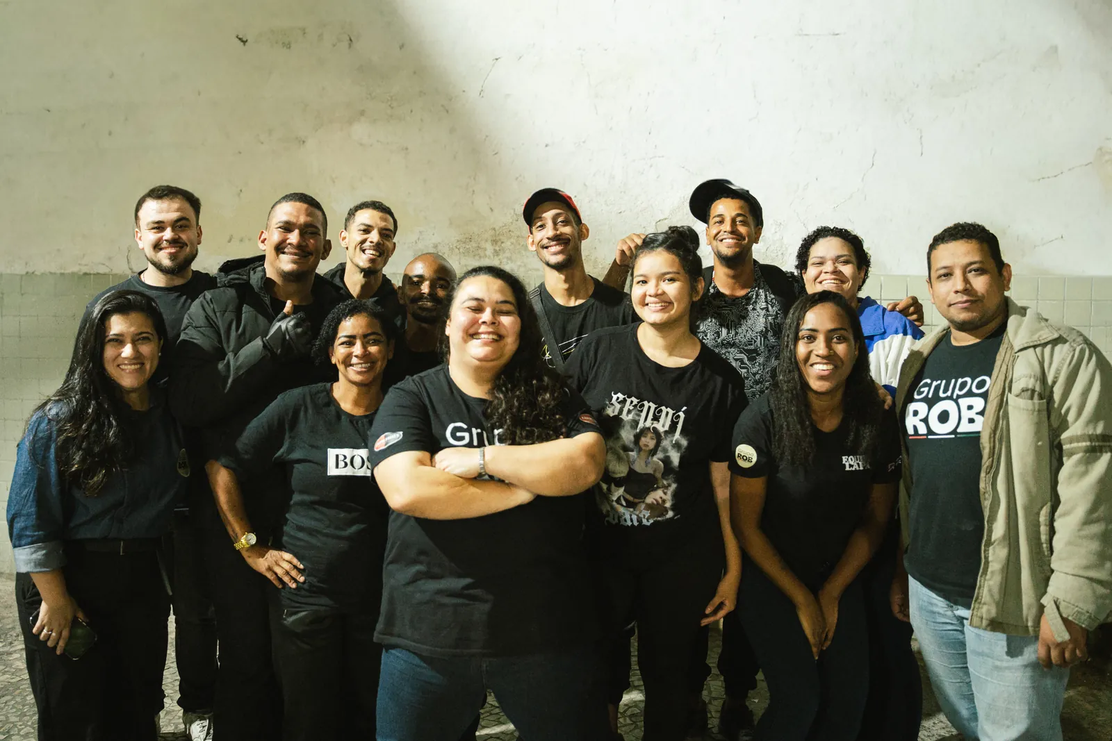 Equipe de uma unidade do Grupo Rob Food na frente da loja, no Rio de Janeiro