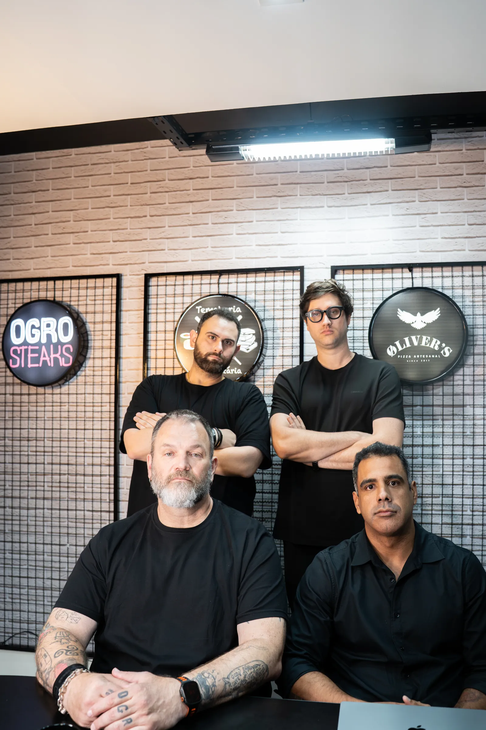 Time do Grupo Rob Food reunido no escritório da holding