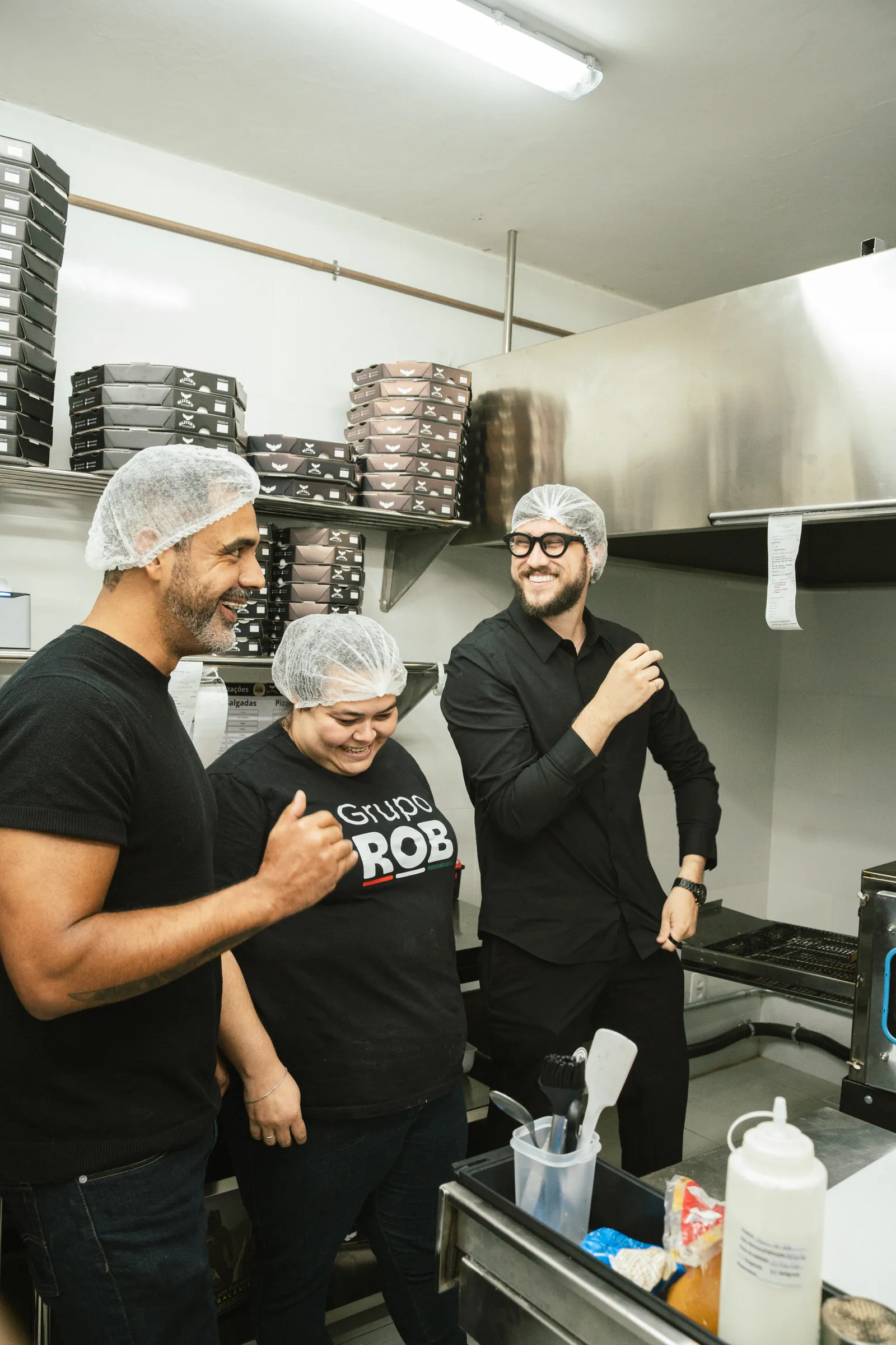 Sócios do grupo visitando a equipe dentro da cozinha