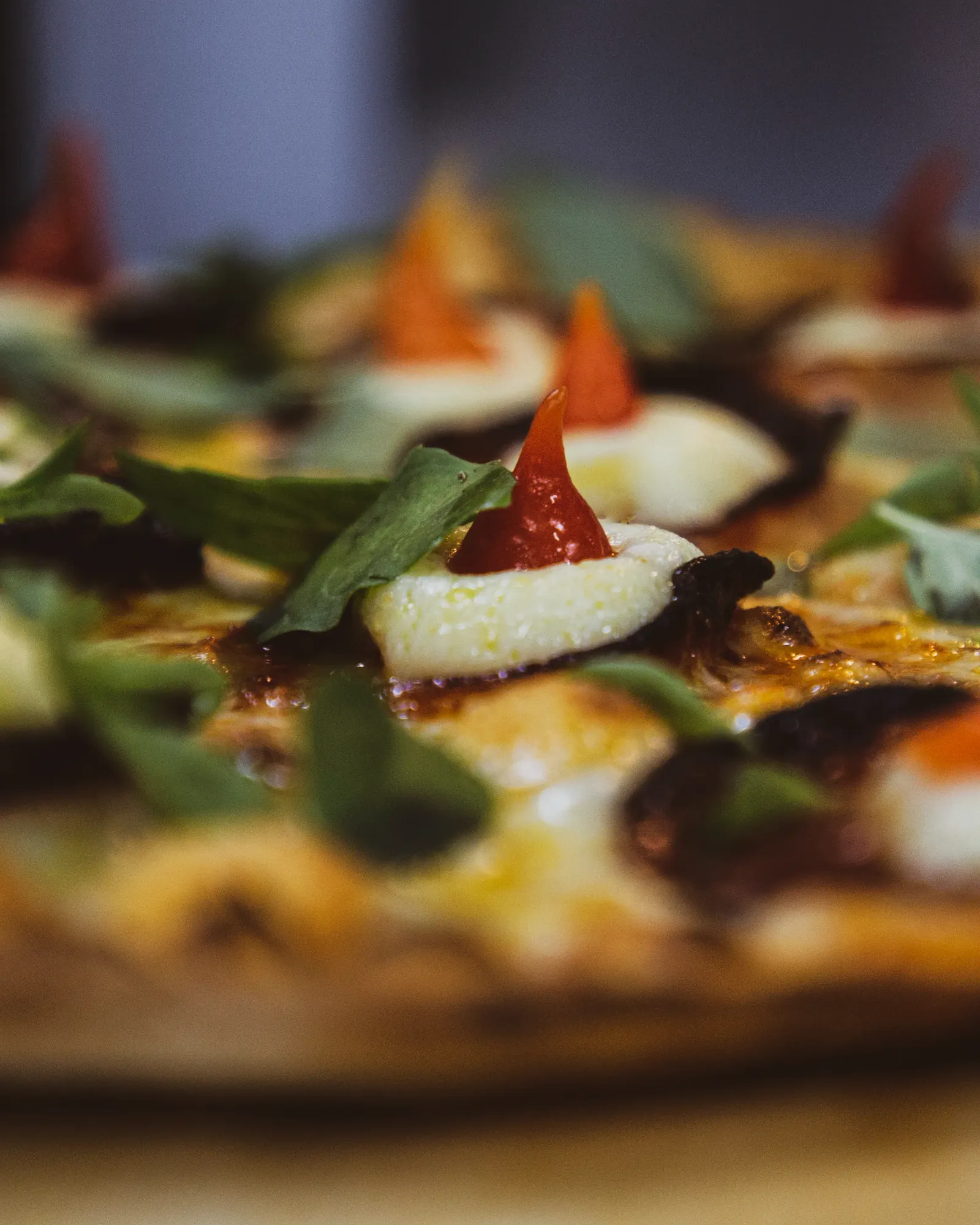Detalhe de uma pizza artesanal da Øliver's